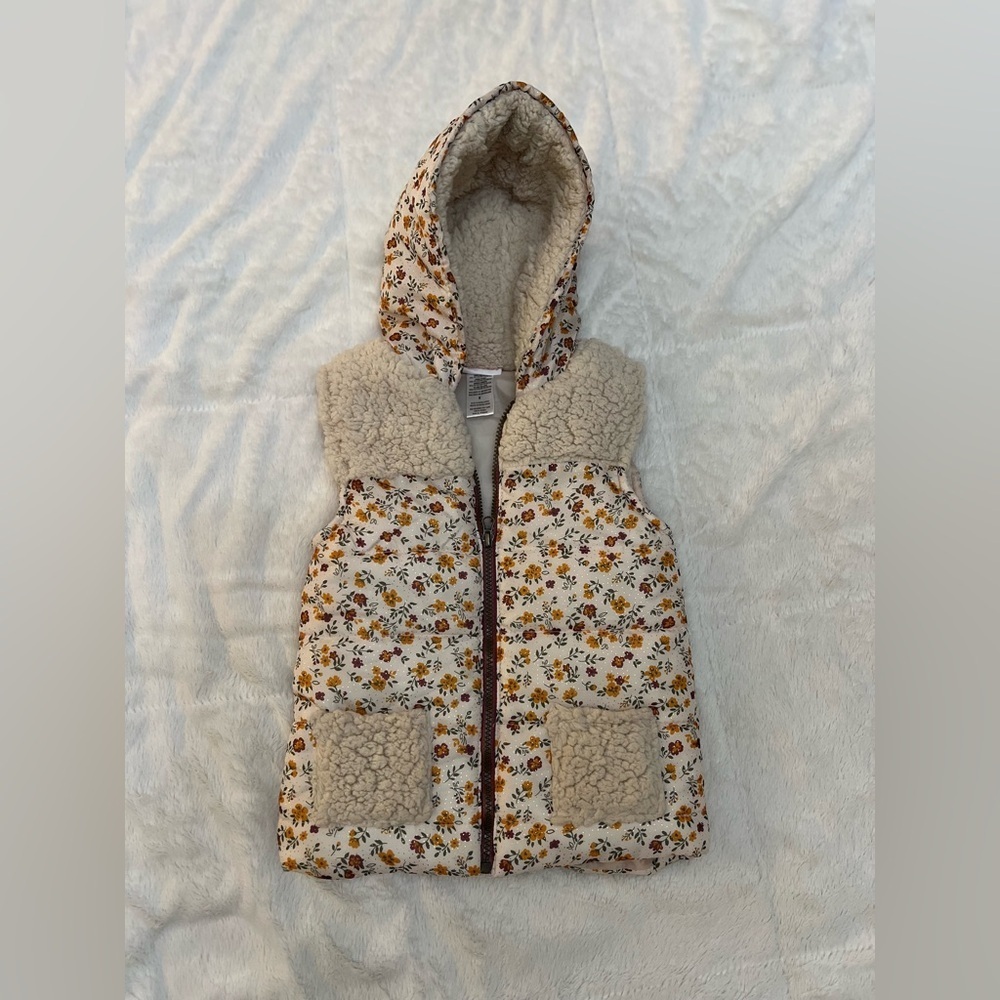 💥 2/$15!! Girl’s Little Lass Floral Puffer Vest